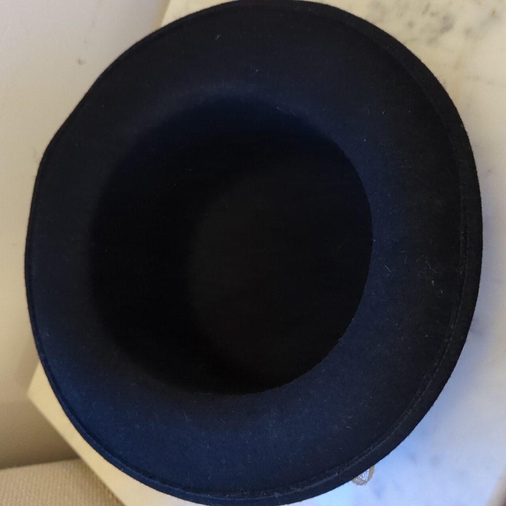 Vintage black hat with lace bow - Picture 3 of 7